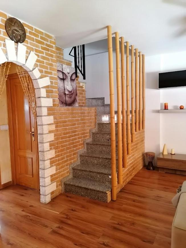 Magnificent 3 Bedroom House Close To The With Community Swimming Pool *