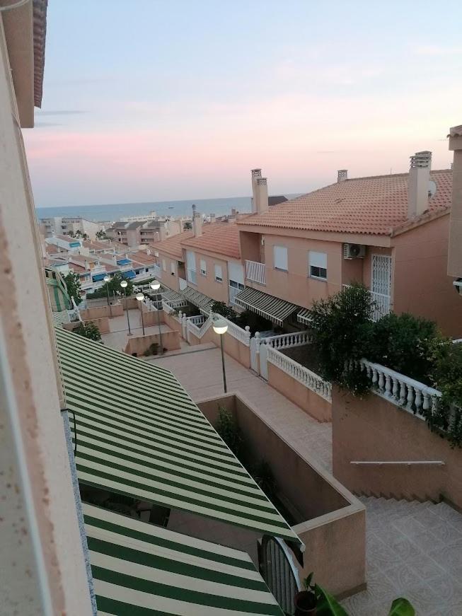 Magnificent 3 Bedroom House Close To The With Community Swimming Pool *